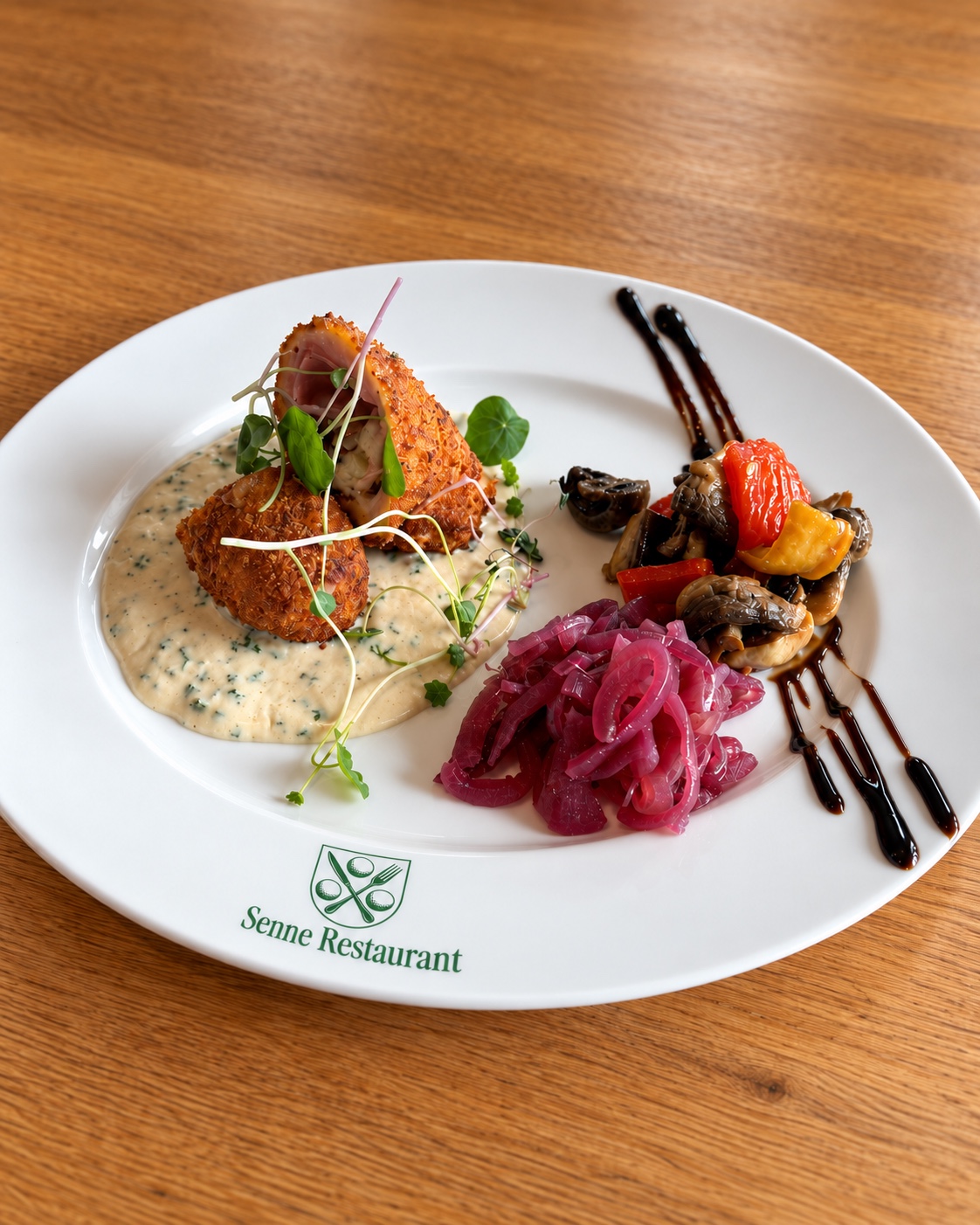 Mediterran angerichtetes Hauptgericht im Senne Restaurant