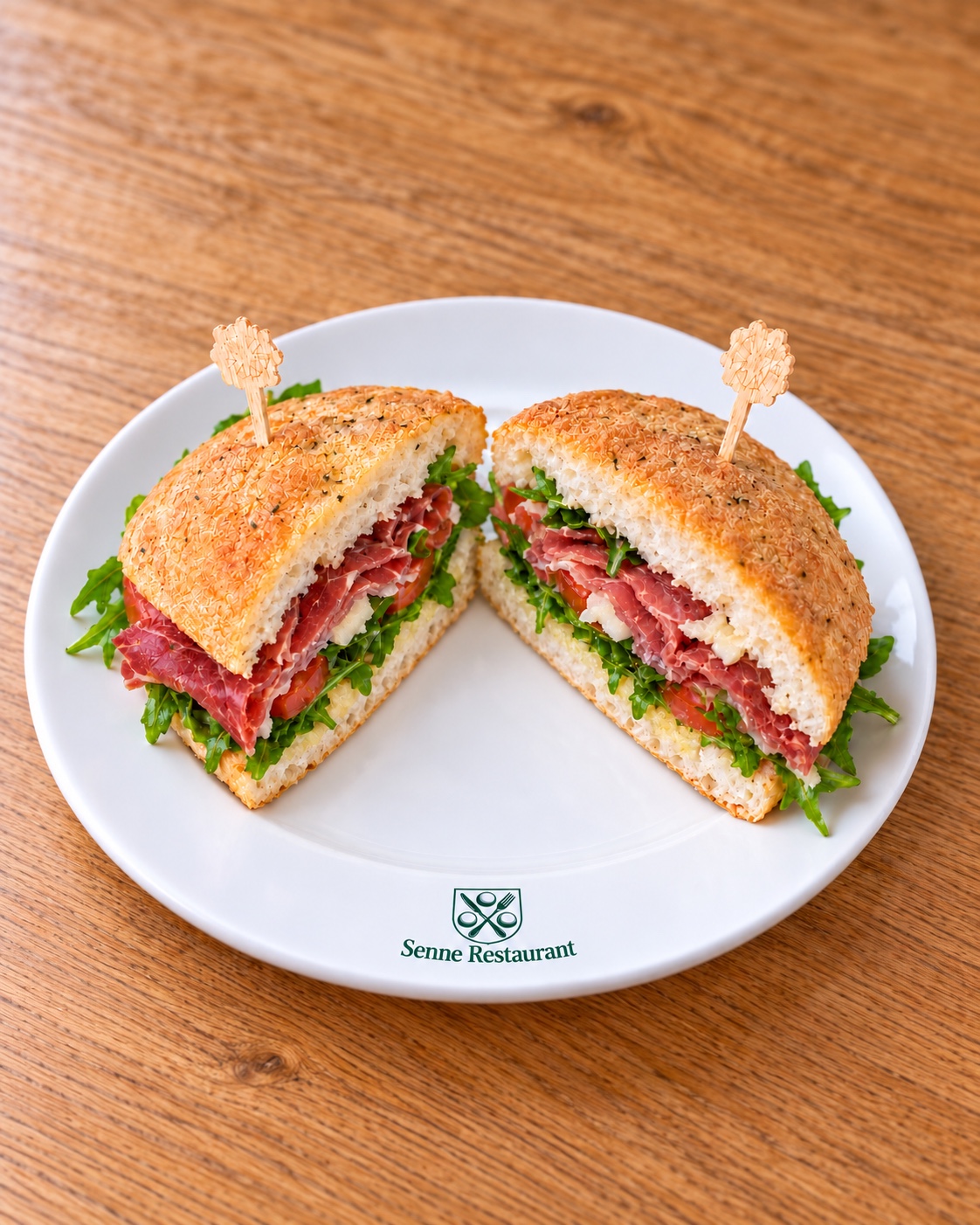 Panini mit Parmaschinken, Rucola, Parmesan und Tomaten im Senne Restaurant